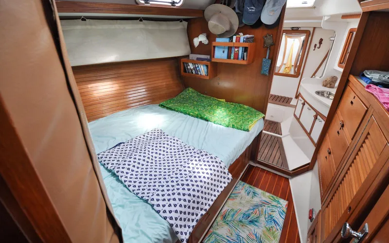 Kanga Yacht Photos Pics Catalin 42 MKI - Kanga - Forward Cabin