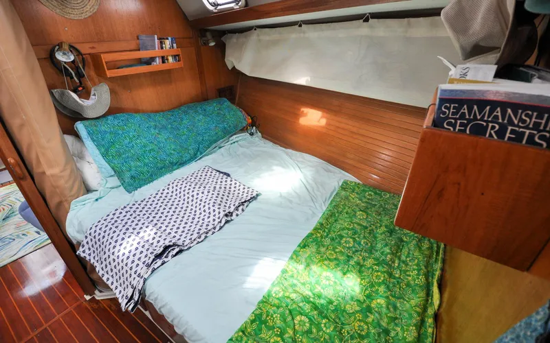 Kanga Yacht Photos Pics Catalin 42 MKI - Kanga - Forward Cabin