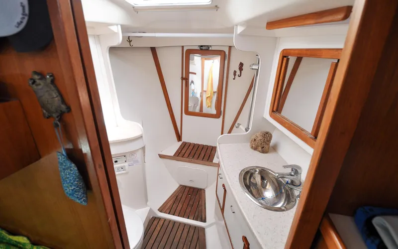 Kanga Yacht Photos Pics Catalin 42 MKI - Kanga - Forward Cabin - Ensuite Head