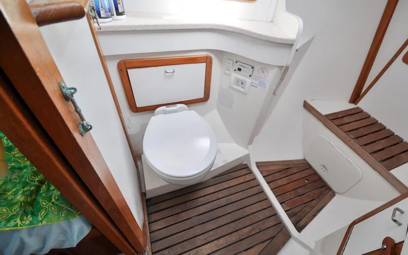 Kanga Yacht Photos Pics Catalin 42 MKI - Kanga - Forward Cabin - Ensuite Head - Toilette