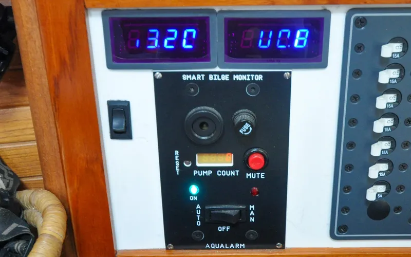 Kanga Yacht Photos Pics Catalin 42 MKI - Kanga - Salon - Navigation Station