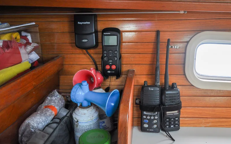 Kanga Yacht Photos Pics Catalin 42 MKI - Kanga - Salon - Navigation Station