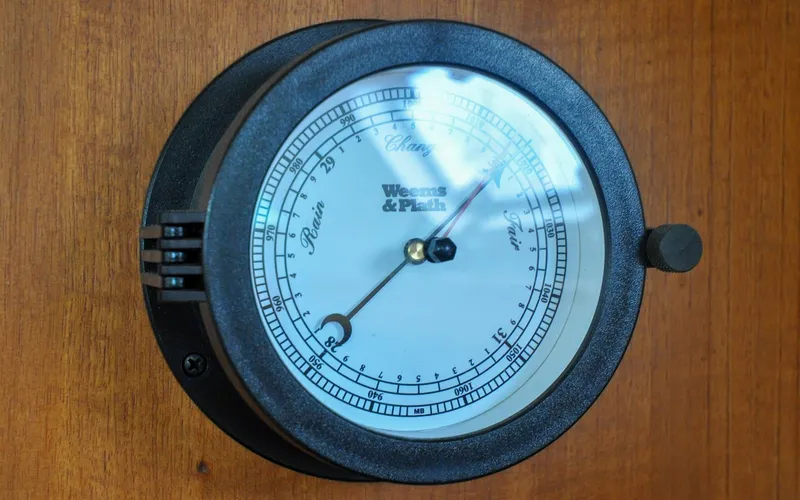 Kanga Yacht Photos Pics Catalin 42 MKI - Kanga - Salon - Ships Clock