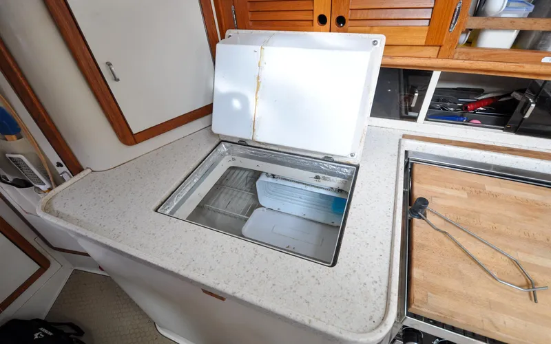 Kanga Yacht Photos Pics Catalin 42 MKI - Kanga - Galley - Fridge