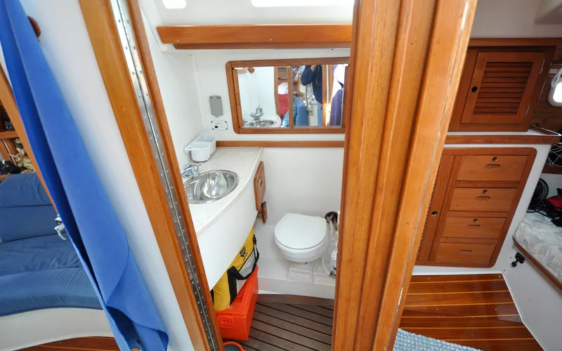 Kanga Yacht Photos Pics Catalin 42 MKI - Kanga - Aft Head