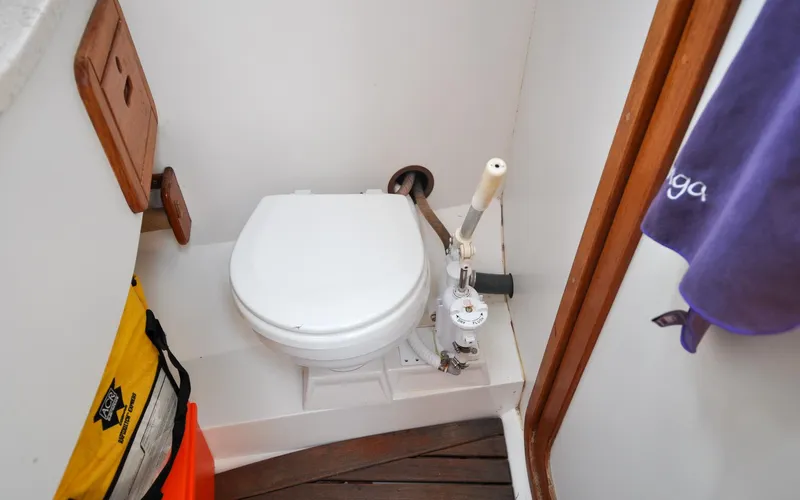 Kanga Yacht Photos Pics Catalin 42 MKI - Kanga - Aft Head - Manual Toilette
