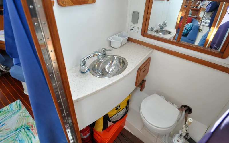 Kanga Yacht Photos Pics Catalin 42 MKI - Kanga - Aft Head