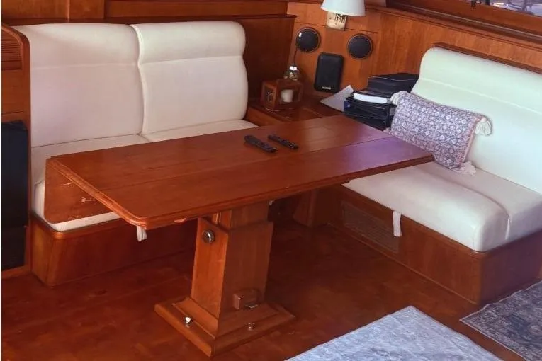 Jamie Lyn Yacht Photos Pics Starboard side settees and hi-lo table