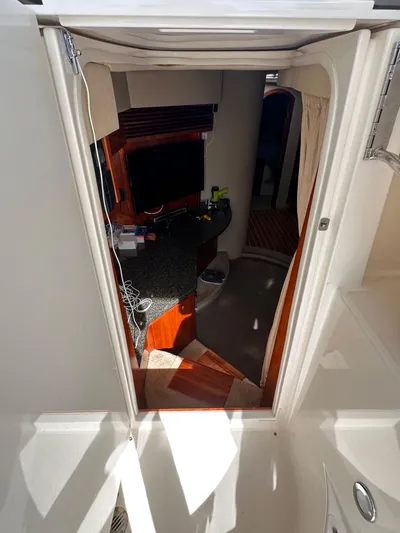 Majestic Yacht Photos Pics Interior view of 2006 Cruisers Yachts 420 Express, showcasing cabin entrance and amenities.