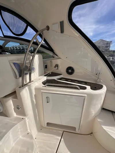 Majestic Yacht Photos Pics 2006 Cruisers Yachts 420 Express interior with sleek design and modern amenities.