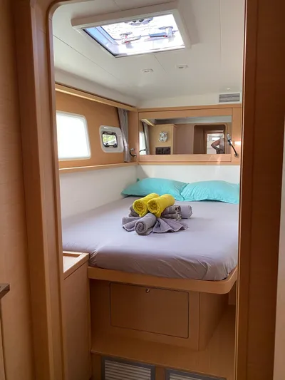 Blue Osprey Yacht Photos Pics Interior of 2020 Lagoon 450S yacht cabin with bed and skylight.