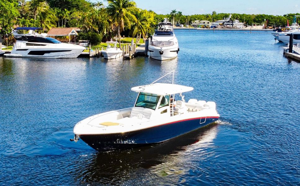 2016 Boston Whaler 370 Outrage