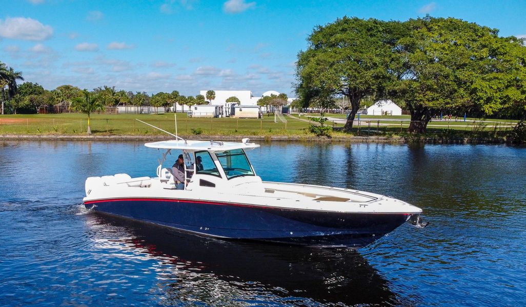 2016 Boston Whaler 370 Outrage