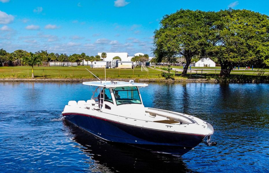 2016 Boston Whaler 370 Outrage