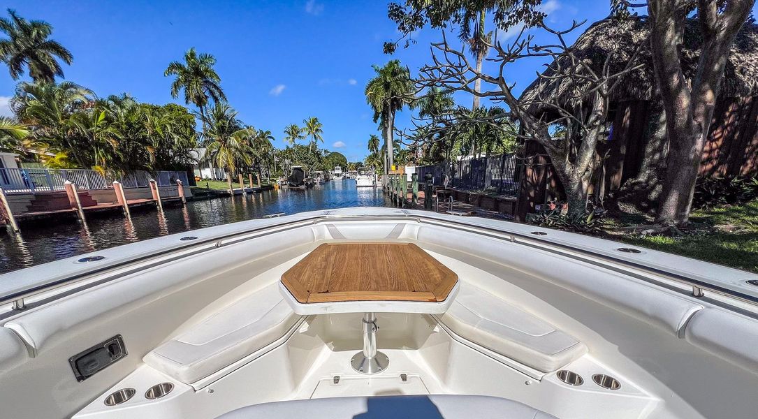 2016 Boston Whaler 370 Outrage