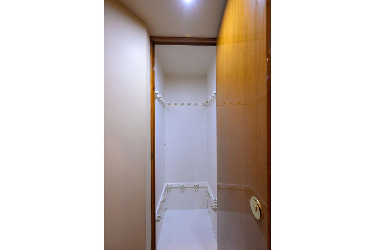 2004 Viking 48 