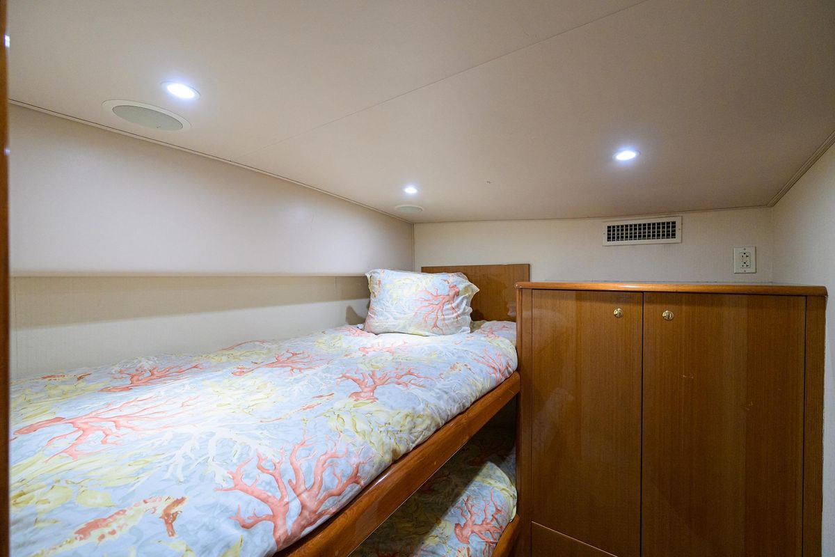 2004 Viking 48 