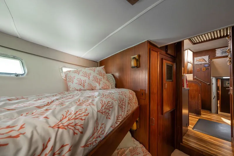 Quest Yacht Photos Pics 