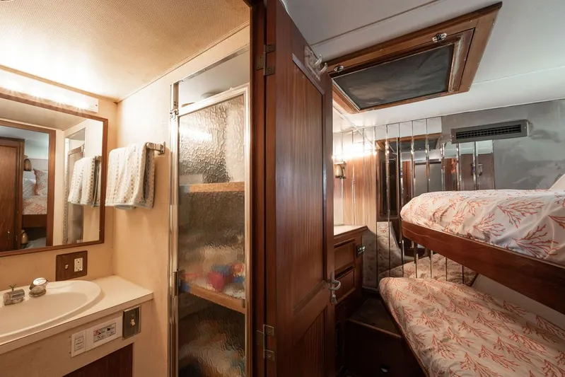 Quest Yacht Photos Pics 