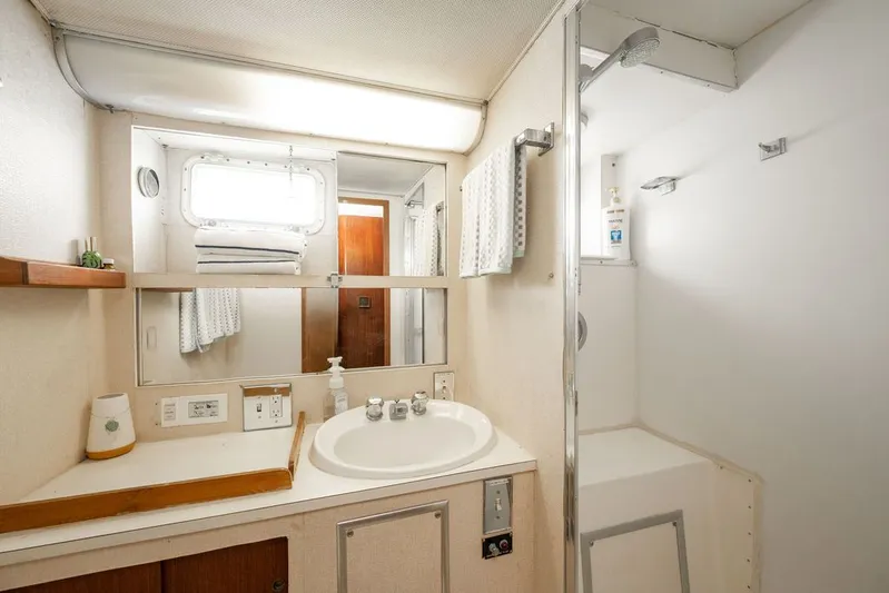 Quest Yacht Photos Pics 