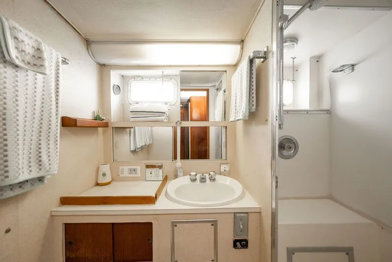 Quest Yacht Photos Pics 