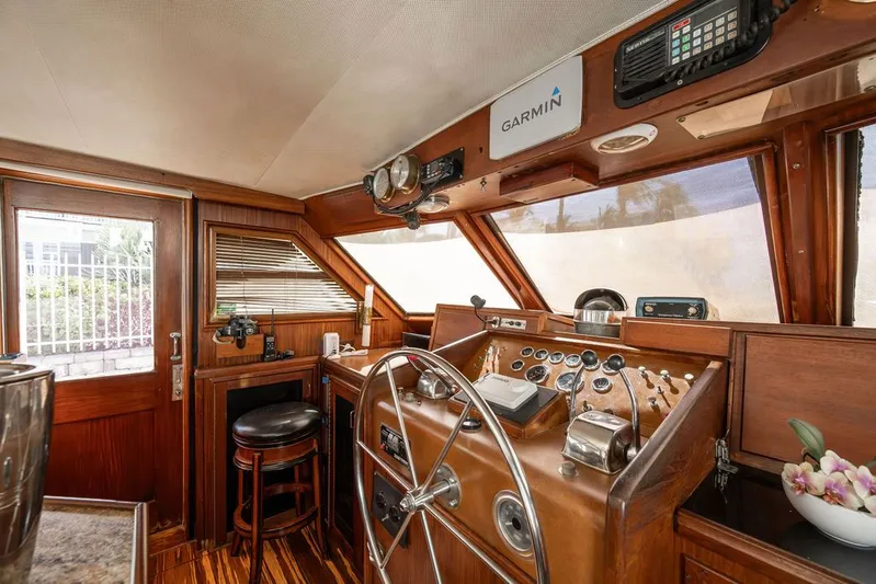 Quest Yacht Photos Pics 