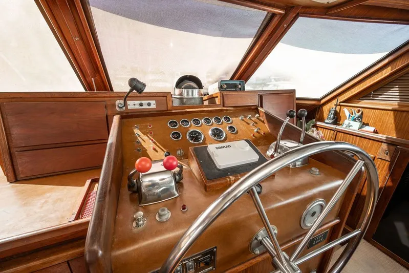 Quest Yacht Photos Pics 