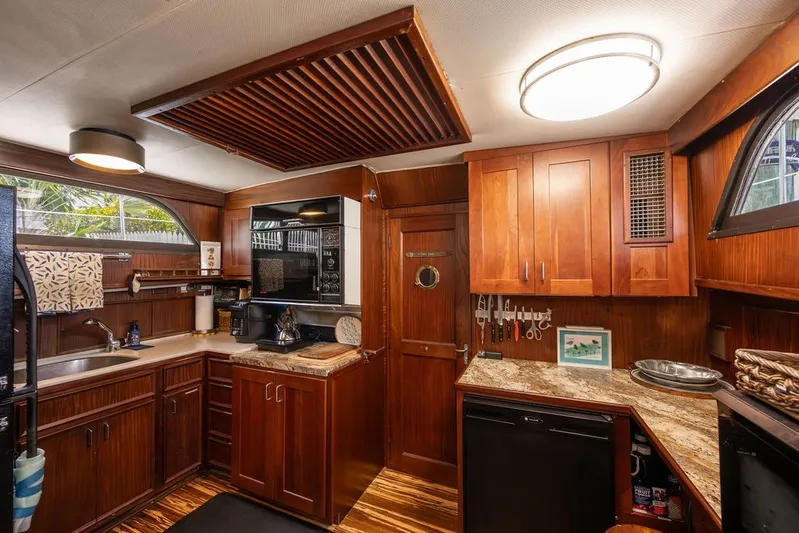 Quest Yacht Photos Pics 