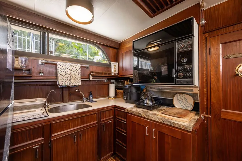 Quest Yacht Photos Pics 