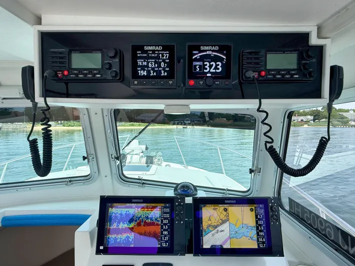  Yacht Photos Pics Steiger Craft 31 Chesapeake 2021 boat dashboard with Simrad navigation displays.