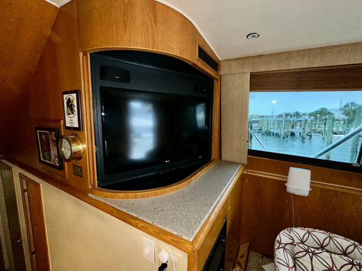 Billie Jo Yacht Photos Pics Interior of 1994 Hatteras 46 Convertible yacht with TV and window view.