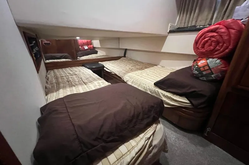 Kiki's Tiki Yacht Photos Pics Interior of 2000 Carver 506 Motor Yacht with twin beds and cozy decor.