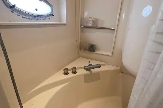 Kiki's Tiki Yacht Photos Pics Bathroom interior of 2000 Carver 506 Motor Yacht with shower and porthole window.