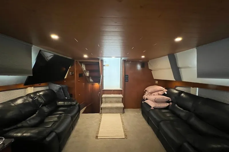 Kiki's Tiki Yacht Photos Pics Interior of 2000 Carver 506 Motor Yacht with leather seating and modern lighting.