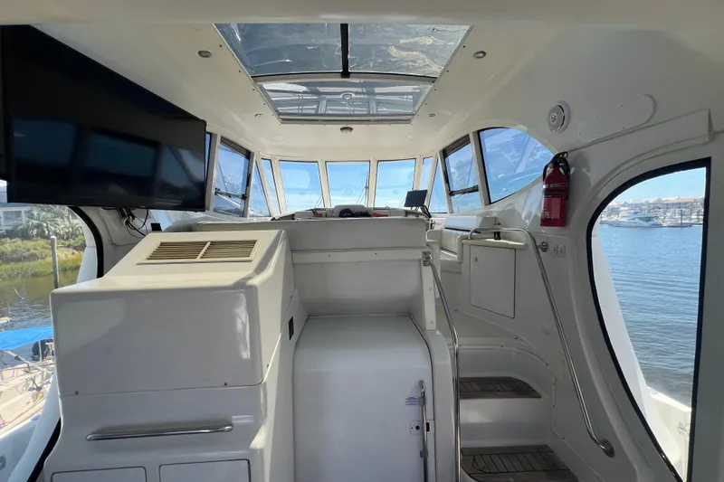 Kiki's Tiki Yacht Photos Pics Interior of 2000 Carver 506 Motor Yacht with panoramic windows and modern amenities.