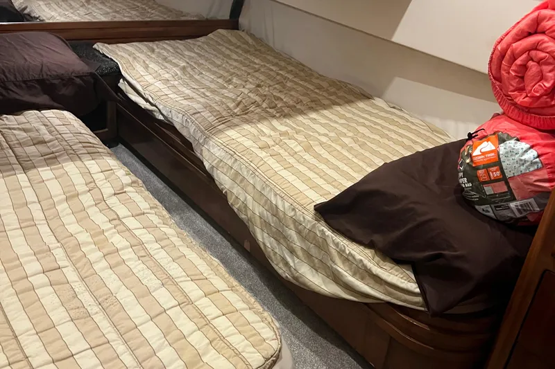 Kiki's Tiki Yacht Photos Pics Interior of 2000 Carver 506 Motor Yacht with twin beds and camping gear.