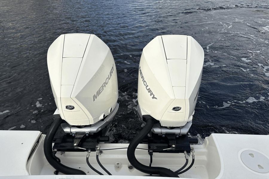 2020 Boston Whaler 330 Outrage