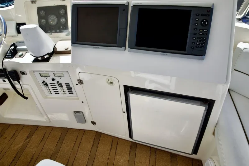The Donut Hull Yacht Photos Pics Control panel and navigation screens on a 2002 Mikelson 50 Sportfisher yacht.