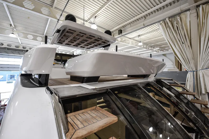  Yacht Photos Pics Van der Valk Beach Club 600 yacht, 2026 model, showcasing upper deck and modern design.