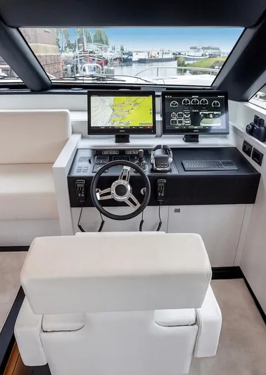  Yacht Photos Pics 2026 Van der Valk Beach Club 600 yacht helm with modern navigation screens and controls.