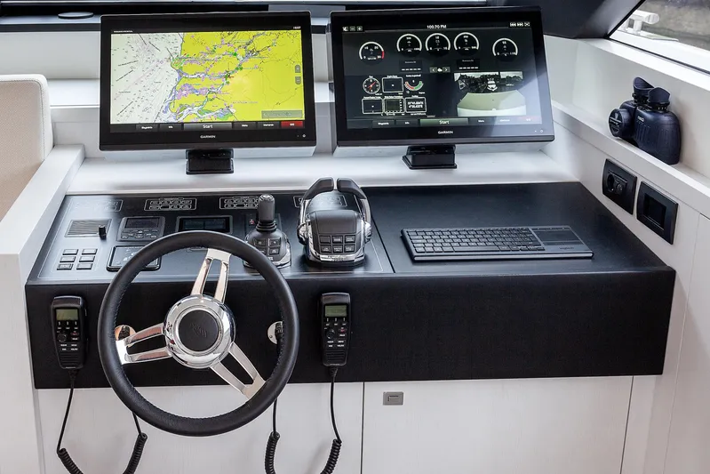  Yacht Photos Pics 2026 Van der Valk Beach Club 600 yacht helm with dual Garmin displays and modern controls.