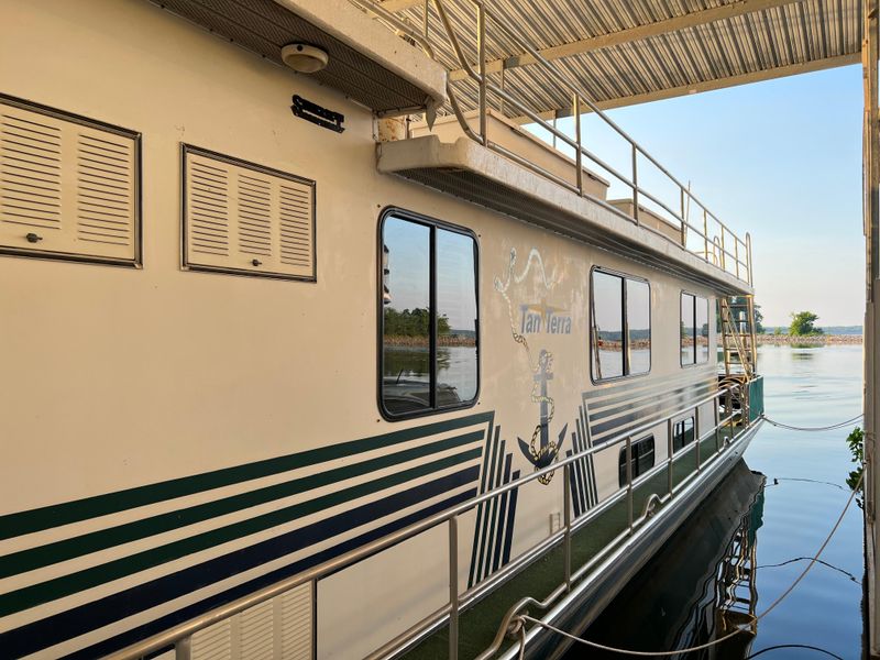 1989 Sumerset 16 x 66 Houseboat