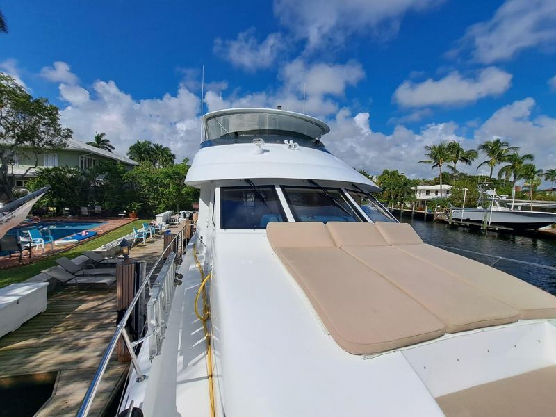 2005 Hatteras 75 Sport Deck Motor Yacht