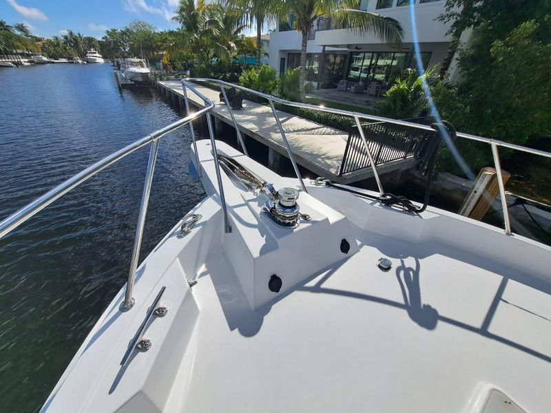 2005 Hatteras 75 Sport Deck Motor Yacht