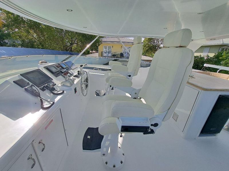 2005 Hatteras 75 Sport Deck Motor Yacht