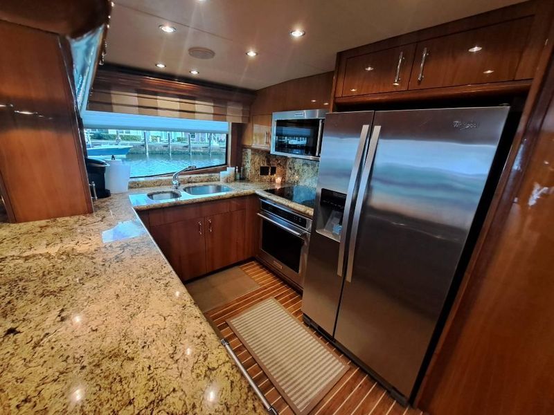 2005 Hatteras 75 Sport Deck Motor Yacht