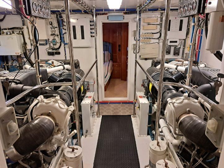 2005 Hatteras 75 Sport Deck Motor Yacht