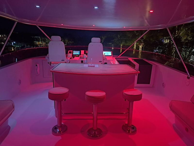 2005 Hatteras 75 Sport Deck Motor Yacht