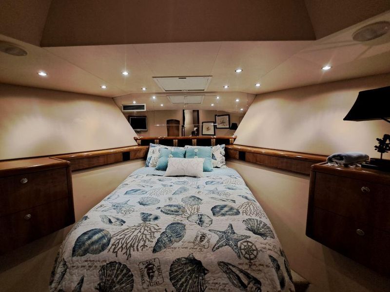 2005 Hatteras 75 Sport Deck Motor Yacht