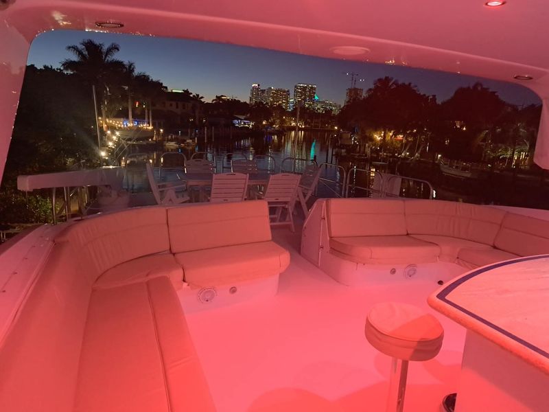 2005 Hatteras 75 Sport Deck Motor Yacht
